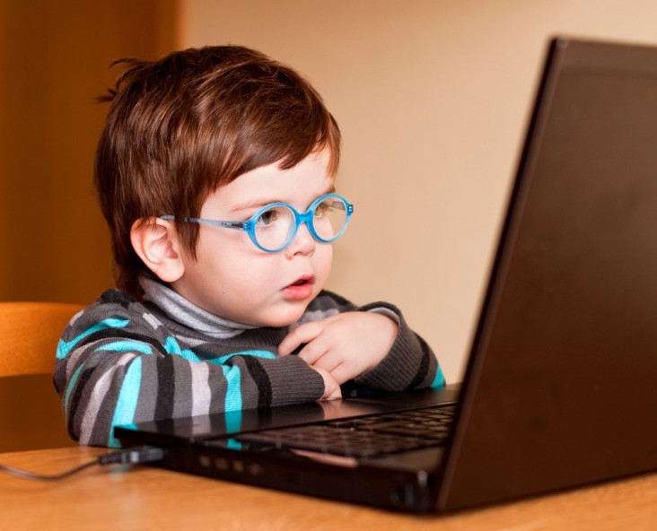 crianca-oculos-computador